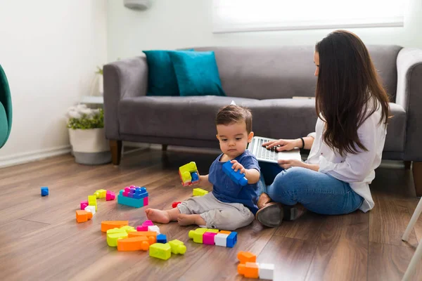 Bedårande Barn Som Leker Med Blockleksaker Golvet Medan Hans Mamma — Stockfoto