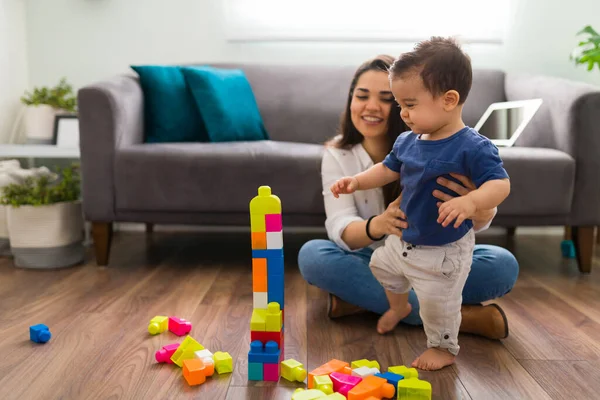Mãe Bebê Menino Diversão Com Tijolos Brinquedo Sala Estar Casa — Fotografia de Stock