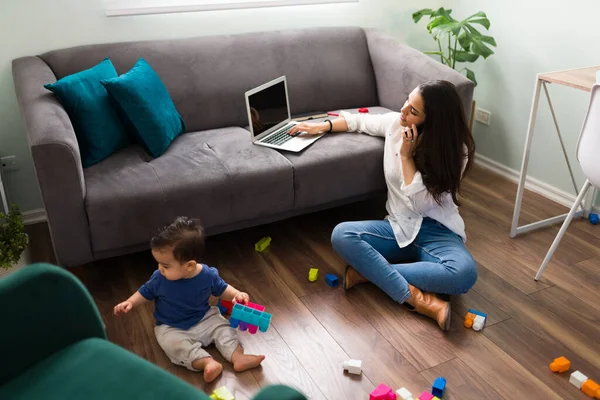 Junge Mutter Telefoniert Und Arbeitet Einem Laptop Während Ihr Sohn — Stockfoto