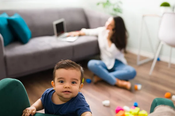 Primer Plano Adorable Bebé Niño Mirando Cámara Con Madre Trabajando — Foto de Stock