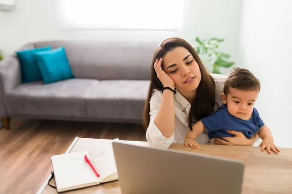 Woman Sitting Table Baby Looking Tired While Working Laptop Home — Stock Photo, Image