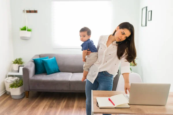 Hermosa Mamá Joven Que Trabaja Casa Ordenador Portátil Mientras Sostiene — Foto de Stock