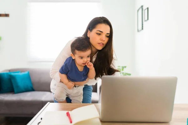 Vacker Ensamstående Mamma Arbetar Hemma Bärbar Dator Samtidigt Som Hon — Stockfoto