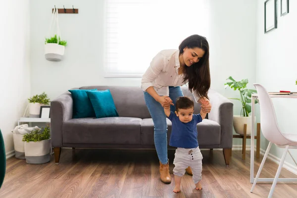 Bella Giovane Madre Che Aiuta Bambino Camminare Sul Pavimento Del — Foto Stock