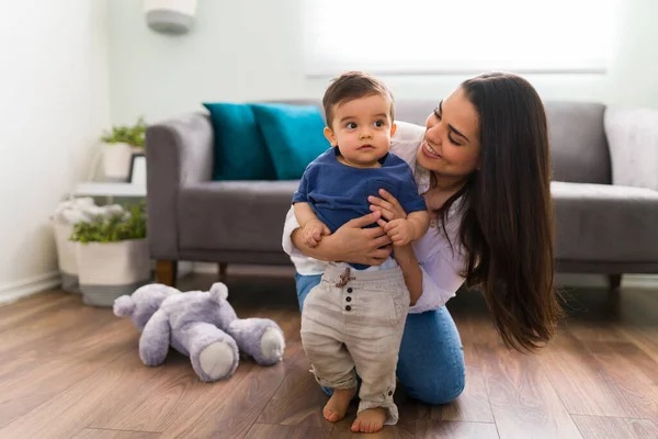 Mooi Gezin Van Alleenstaande Moeder Baby Hebben Plezier Samen Thuis — Stockfoto