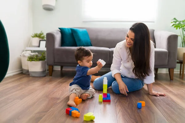 Adorável Menino Brincando Com Tijolos Brinquedo Enquanto Sua Mãe Assistindo — Fotografia de Stock