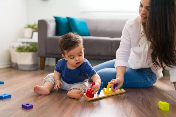 Adorável Menino Sentado Chão Brincando Com Brinquedos Educativos Organizando Classificando — Fotografia de Stock