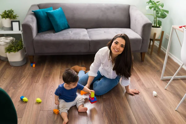 Mãe Caucasiana Atraente Casa Com Bebê Gostando Brincar Com Blocos — Fotografia de Stock