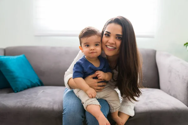 Retrato Una Bonita Mujer Joven Con Pequeño Lindo Niño Sentado — Foto de Stock