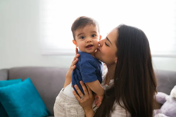 Madre Cariñosa Besándose Las Mejillas Bebé Mientras Está Sentado Sofá —  Fotos de Stock