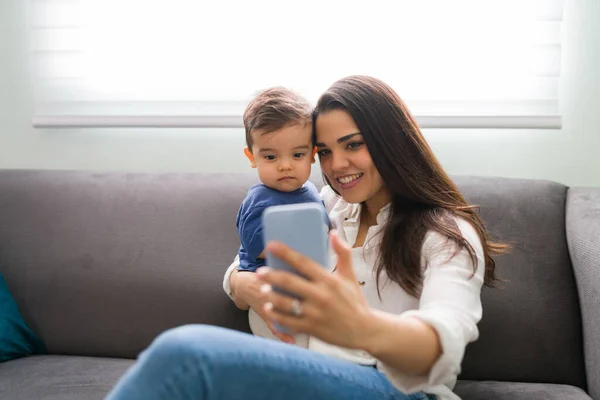 Loving Mother Son Sitting Sofa Taking Selfie Using Smartphone Home — Stock Photo, Image