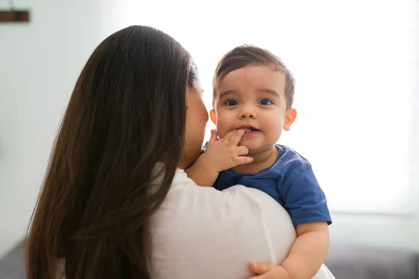 Retrato Pequeño Bebé Lindo Dentición Con Dedo Boca Buscando Tranquilo — Foto de Stock