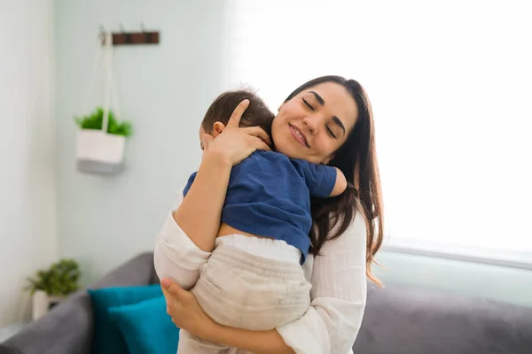 Soignant Jeune Mère Portant Réconfortant Son Bébé Garçon Maison — Photo