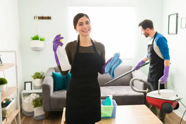 Vacker Ung Kvinna Bär Förkläde Och Handskar Och Njuter Att — Stockfoto