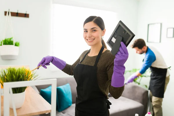 Porträt Einer Netten Jungen Frau Die Einen Staubwedel Benutzt Während — Stockfoto