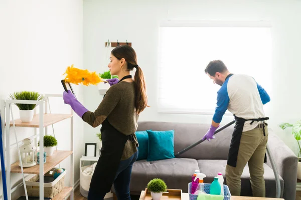 Umtriebiges Junges Paar Putzt Und Erledigt Hausarbeit Gemeinsam Wohnzimmer — Stockfoto