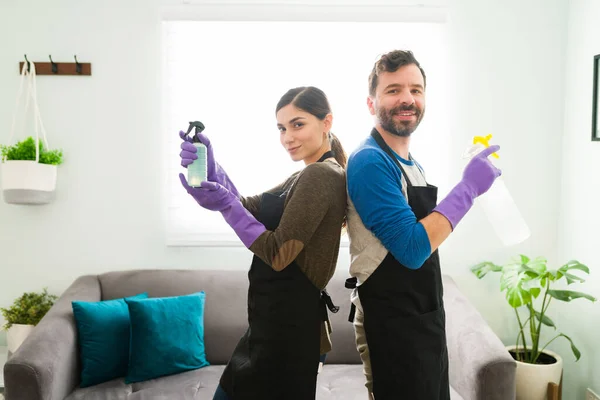 Retrato Una Atractiva Pareja Hispana Usando Guantes Sosteniendo Limpiadores Aerosol —  Fotos de Stock