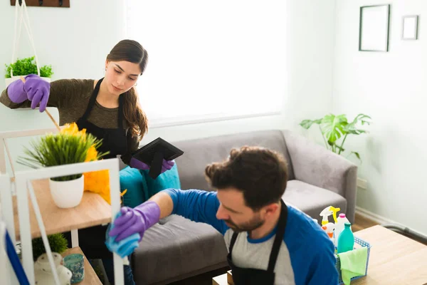 Marito Moglie Lavorano Insieme Fare Tutti Lavori Domestici Spolverare Pulire — Foto Stock