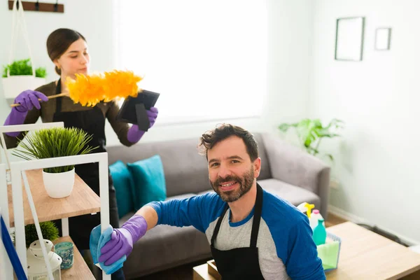 一个英俊的西班牙男人头戴手套 打扫房子 和他的女朋友们一起做家务活的画像 — 图库照片