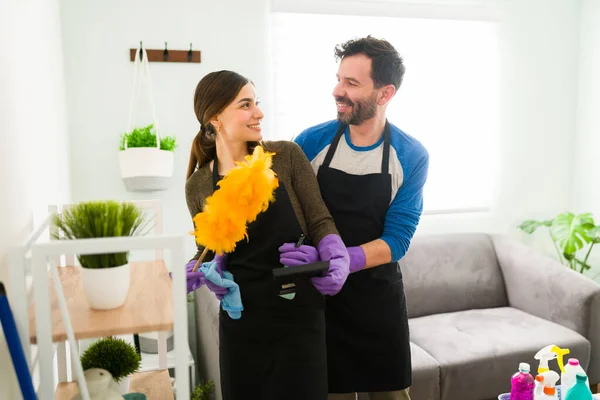 Gut Aussehendes Hispanisches Paar Das Sich Von Angesicht Angesicht Umarmt — Stockfoto