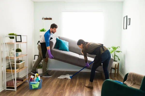 Junges Paar Arbeitet Als Team Seine Wohnung Säubern Mann Hebt — Stockfoto