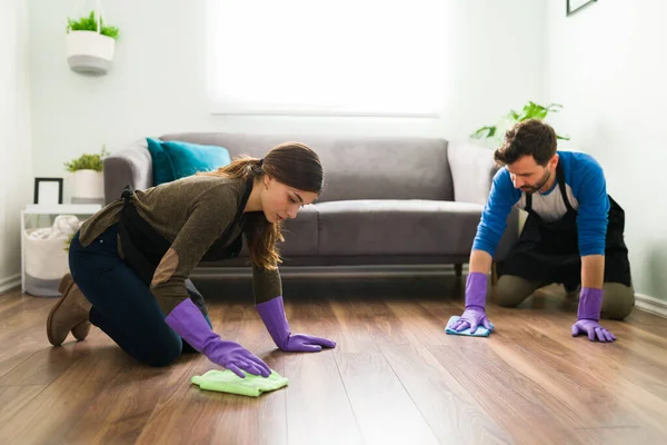 Goed Uitziende Jonge Paar Doet Het Huishoudelijk Werk Samen Vegen — Stockfoto