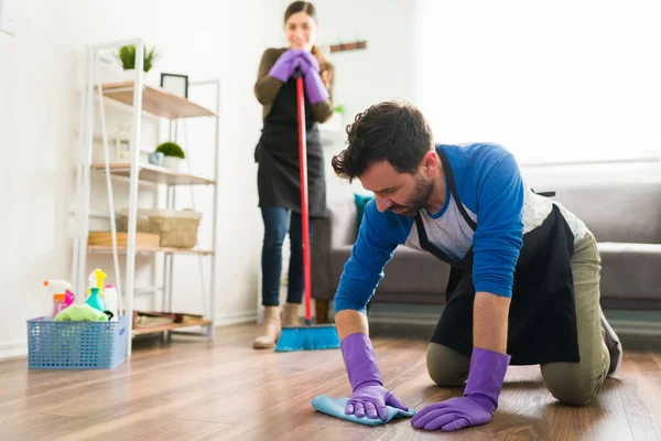 Pretty Woman Standing Background Looking Happily Her Partner While Helps — Stock Photo, Image