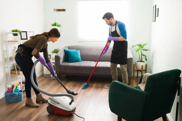 Full Length View Couple Using Broom Vacuum Cleaner Clean Living — Stock Photo, Image