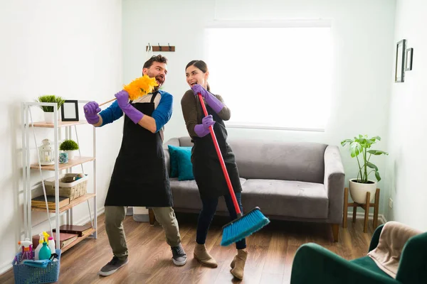 Bonito Casal Hispânico Fazendo Tarefas Domésticas Enquanto Cantando Divertindo Juntos — Fotografia de Stock