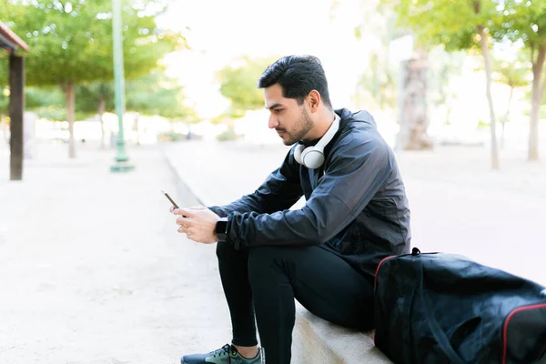 Latin Qui Envoie Des Textos Sur Son Portable Après Son — Photo