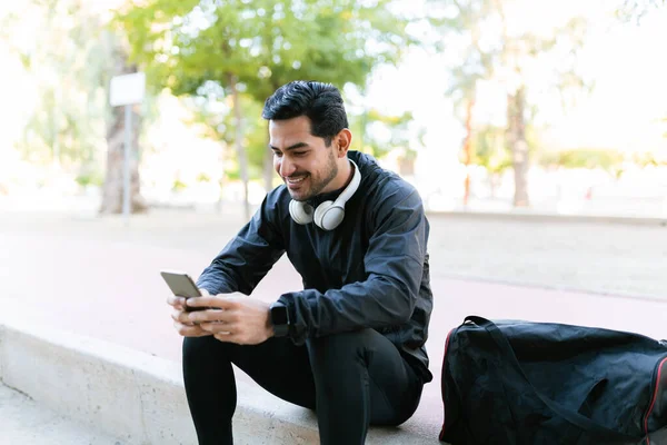 Heureux Hispanique Homme Textos Sur Son Smartphone Pendant Pause Entraînement — Photo