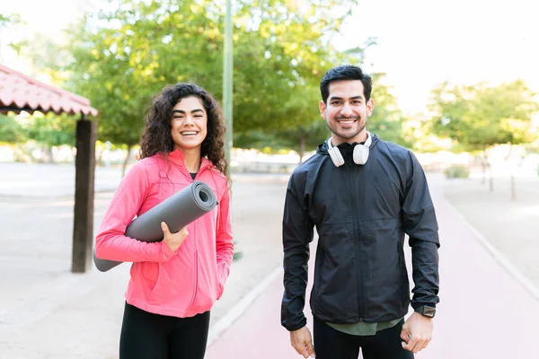 Mooie Jonge Vrouw Aantrekkelijke Jonge Man Glimlachend Blij Hun Training — Stockfoto