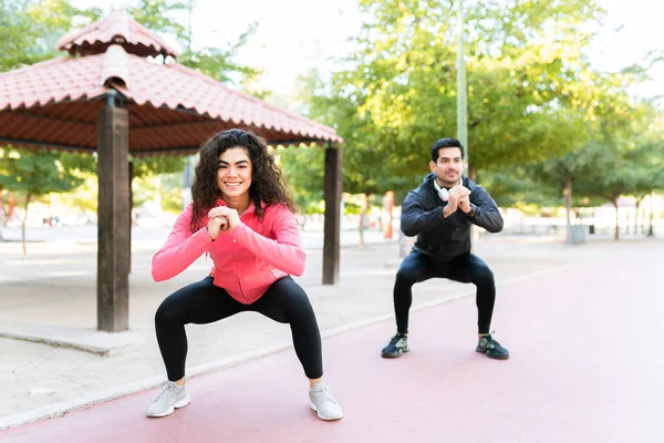 Good Looking Couple Doing Squat Exercises Park Fit Young Woman — Stock Photo, Image