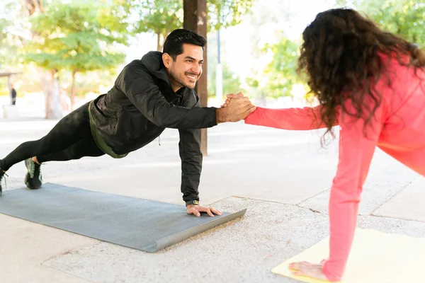 Athletic Couple 20S Training Together Doing Plank Pose Exercise Mat — Stock Photo, Image