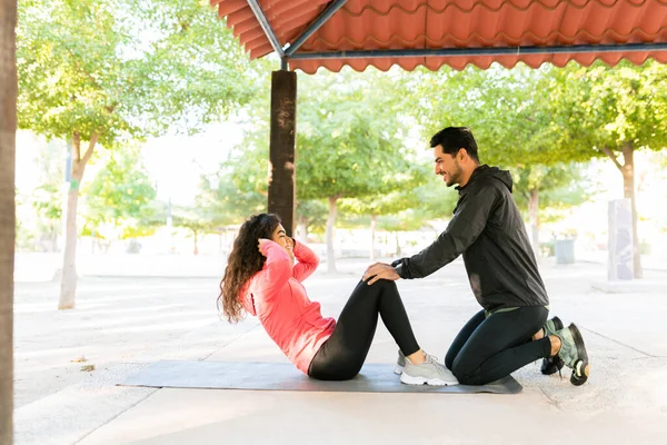 Hermosa Joven Haciendo Ejercicios Sentarse Parque Con Ayuda Joven Feliz —  Fotos de Stock