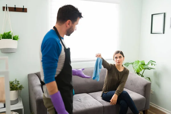 Ongelijke Relatie Vrouw Laat Vriendje Het Huiswerk Zelf Doen Geeft — Stockfoto