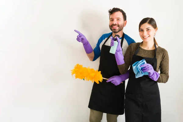 Portret Van Een Gelukkig Latijns Echtpaar Dat Huiswerk Doet Handschoenen — Stockfoto