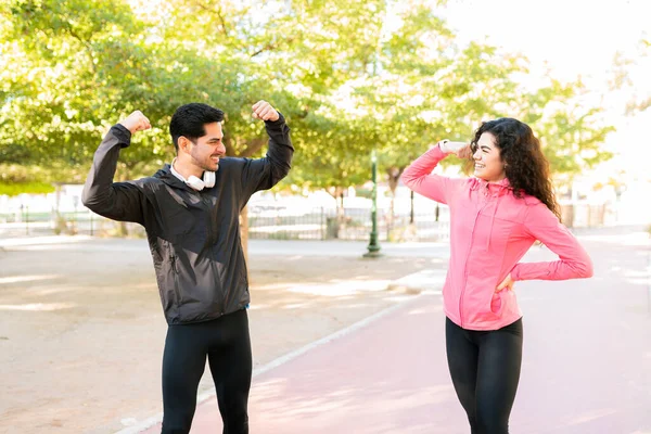 Pareja Deportiva Haciendo Una Pose Bíceps Riéndose Parque Mujer Bastante —  Fotos de Stock