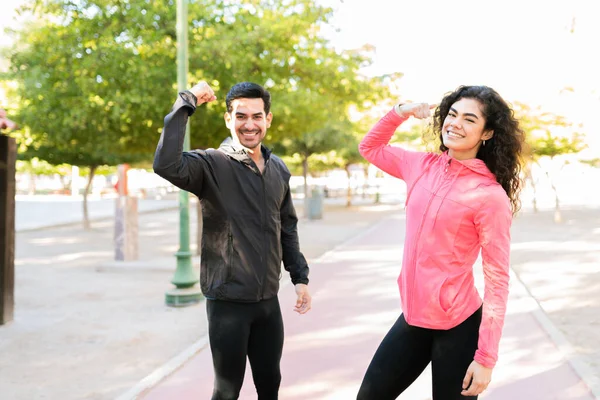 Retrato Una Pareja Atlética Deportiva Haciendo Una Pose Bíceps Antes —  Fotos de Stock