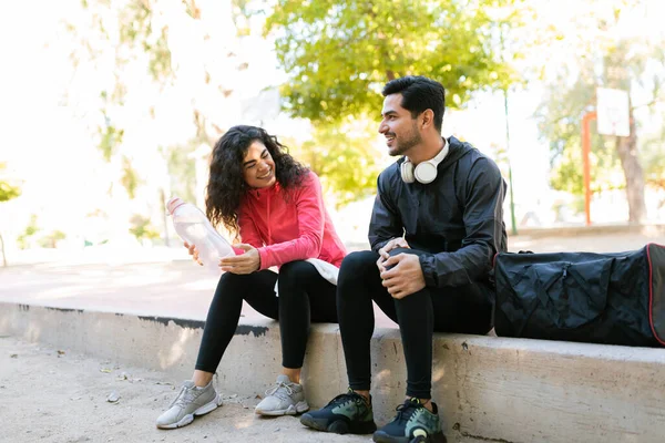 Mooie Latijnse Vrouw Aantrekkelijke Jonge Man Praten Lachen Het Sporten — Stockfoto