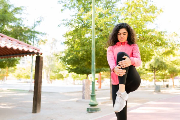 Bella Latina Giovane Donna Sta Facendo Esercizi Stretching Muscoli Delle — Foto Stock
