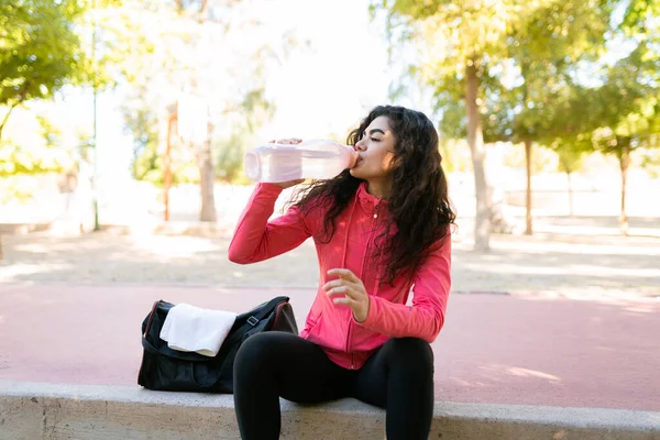 Mujer Atractiva Sus Años Está Descansando Entrenamiento Agua Potable Parque — Foto de Stock