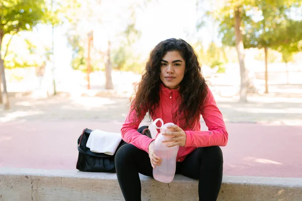 Retrato Una Joven Latina Atlética Vestida Con Ropa Deportiva Está —  Fotos de Stock