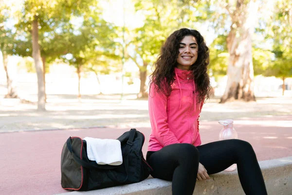 Portrait Une Femme Séduisante Dans Vingtaine Souriante Assise Dans Parc — Photo