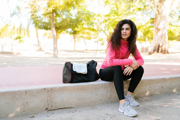 Латиноамериканка Вродлива Молода Жінка Тренувальному Одязі Відпочиває Чекає Парку Після — стокове фото