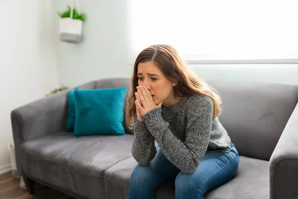 Blanke Jonge Vrouw Zit Een Bank Ziet Overweldigd Gestrest Uit — Stockfoto