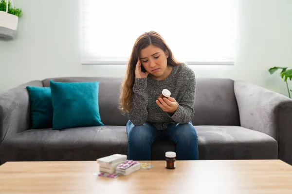 Joven Enferma Mira Tristemente Sus Pastillas Sala Estar Mujer Con —  Fotos de Stock