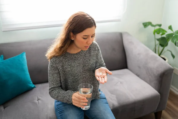 Giovane Donna Malata Che Prende Pillole Casa Con Bicchiere Acqua — Foto Stock