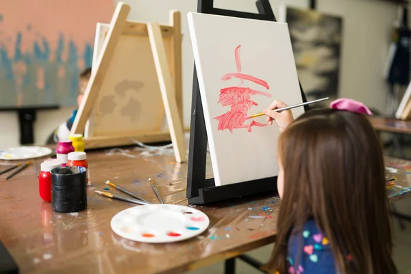 Fille Élémentaire Caucasienne Vue Derrière Apprend Peindre Avec Petit Pinceau — Photo