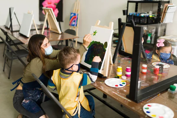 Krásná Mladá Žena Učitel Pomáhá Malý Chlapec Malovat Plátno Během — Stock fotografie